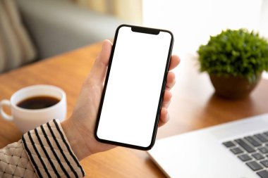Odaya telefon ile izole perde tablosunun üstünde tutan eller