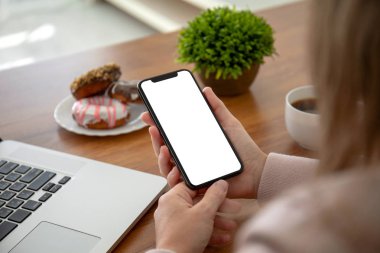 ofiste telefon ile izole perde tablosunun üstünde tutan eller