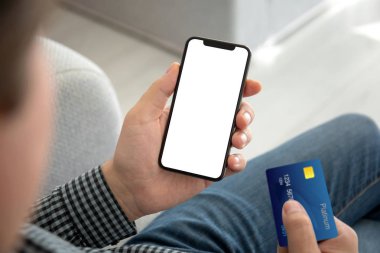 telefon ile izole perde ve bir kredi kartı holding erkek eller