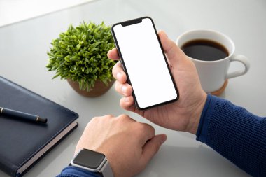İzle ofiste telefon ile izole perde tablosunun üstünde tutan adam elleriyle