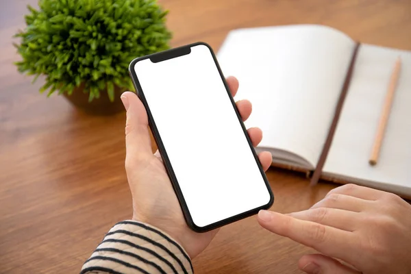 Vrouwelijke Handen Met Telefoon Met Geïsoleerde Scherm Boven Tabel Office — Stockfoto