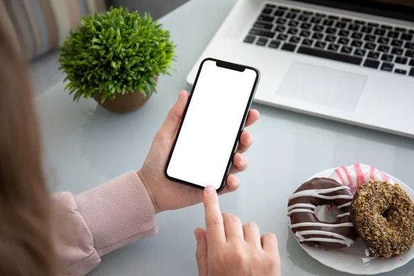 Frauenhände Halten Telefon Mit Isoliertem Bildschirm Über Dem Tisch Büro — Stockfoto