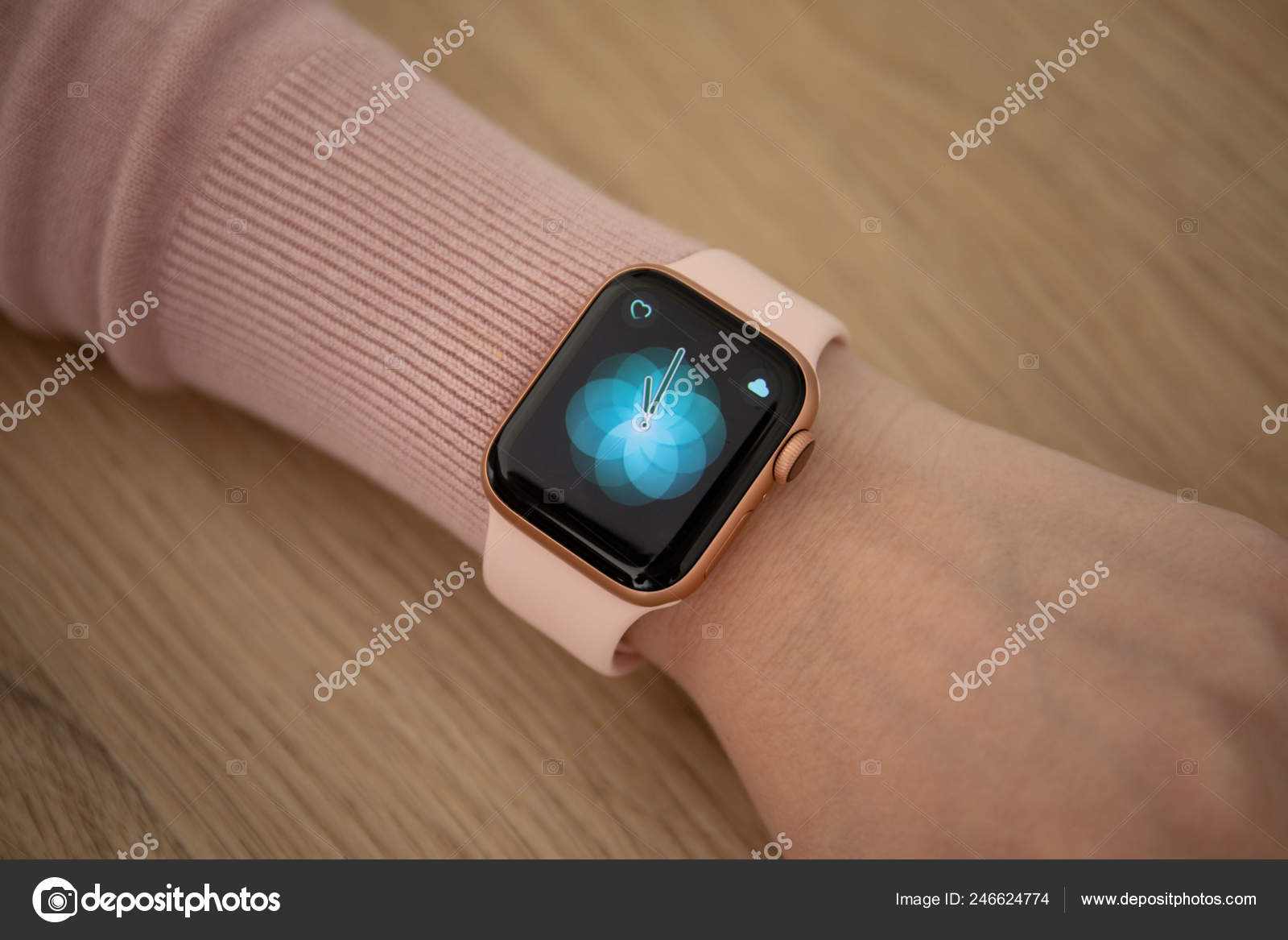 Часы Apple женские на руке