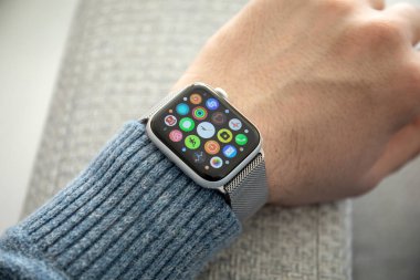 Anapa, Rusya - 17 Şubat 2019: Adam eliyle Apple Watch serisi 4 ve ana ekran. Apple Watch oluşturuldu ve Apple Inc tarafından geliştirildi.