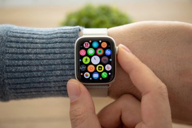 Anapa, Rusya - 17 Şubat 2019: Adam eliyle Apple Watch serisi 4 ve parmak ekran dokunaklı. Apple Watch oluşturuldu ve Apple Inc tarafından geliştirildi.