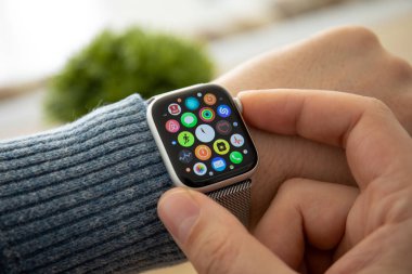 Anapa, Rusya - 17 Şubat 2019: Adam eliyle Apple Watch serisi 4 ve parmak ekran dokunaklı. Apple Watch oluşturuldu ve Apple Inc tarafından geliştirildi.