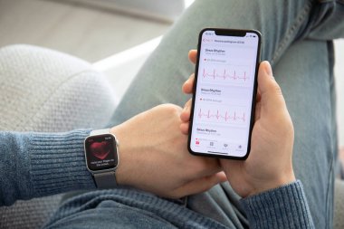 Anapa, Rusya - 17 Şubat 2019: Adam el Apple Watch serisi 4 ve EKG app üstünde belgili tanımlık perde ile iphone X