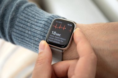 Anapa, Rusya - 17 Şubat 2019: Adam eliyle Apple Watch serisi 4 EKG app üstünde belgili tanımlık perde. Apple Watch oluşturuldu ve Apple Inc tarafından geliştirildi.