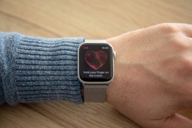 Anapa, Rusya - 17 Şubat 2019: Adam eliyle Apple Watch serisi 4 EKG app üstünde belgili tanımlık perde. Apple Watch oluşturuldu ve Apple Inc tarafından geliştirildi.