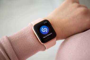 Anapa, Rusya - 16 Şubat 2019: Kadın el Apple Watch serisi 4 ve müzik servisi Shazam üstünde belgili tanımlık perde. Apple Watch oluşturuldu ve Apple Inc tarafından geliştirildi.