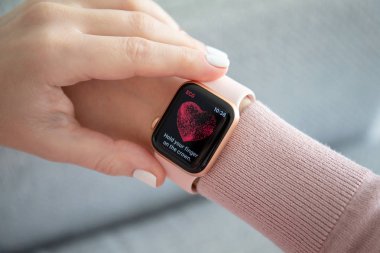 Anapa, Rusya - 16 Şubat 2019: EKG app üstünde belgili tanımlık perde kadın el ile Apple Watch serisi 4. Apple Watch oluşturuldu ve Apple Inc tarafından geliştirildi.