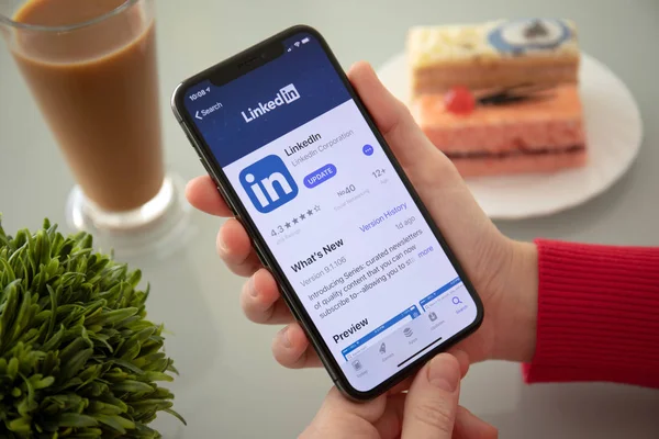 画面でアプリ アップル ストアで Iphone Linkedin を持つアルシタにある ロシア連邦 2018 女性の手 Iphone — ストック写真