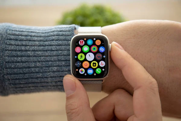 俄罗斯阿纳帕 2019年2月17日 手与苹果手表系列4和手指触摸屏幕的人 苹果手表是由苹果公司创建和开发的 — 图库照片