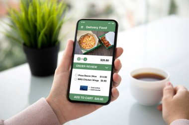Telefon app teslim gıda ile ekranda tutan eller