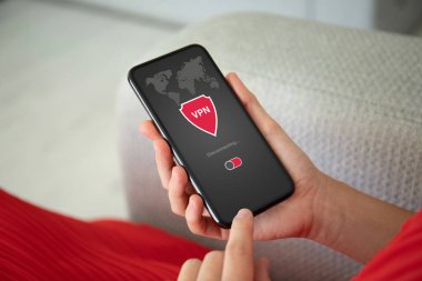 telefon app vpn özel ağ tutan eller kırmızı elbise