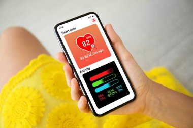 telefon app kalp ve etkinlik tutan eller sarı elbise