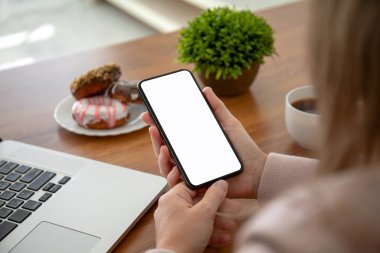 telefon ile izole perde ofiste tutan eller