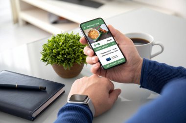 app teslim gıda ekranda ile tutan adam ellerini izle