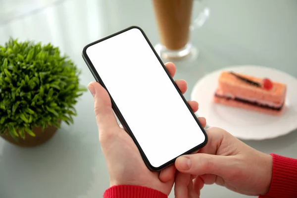 Telefono cellulare femminile con schermo isolato in un caffè — Foto Stock