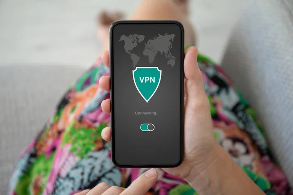 Kadın el telefon app vpn özel ağ ile tutarak — Stok fotoğraf