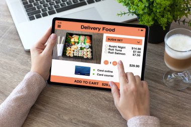 Tablet bilgisayarınızla app teslim gıda holding kadın eller 