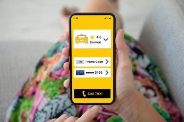 kadınların elleri renkli elbise telefon app çağrı taksi tutarak
