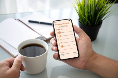 adam el telefon dağıtım paket izleme uygulaması ile tutarak