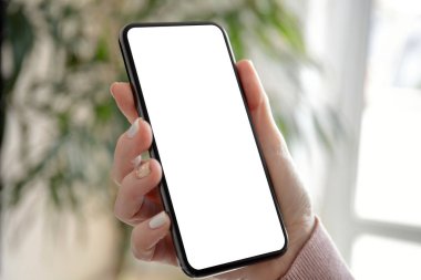 bir telefon ile izole bir perde tutan el