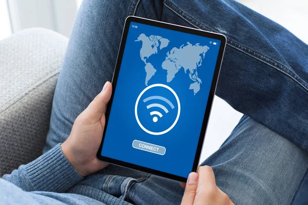 Man i jeans håller tablett dator med appen wifi ansluter — Stockfoto