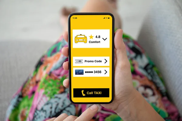 Mulheres mãos coloridas vestido segurando telefone com app chamada táxi — Fotografia de Stock