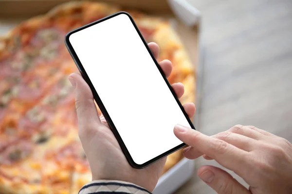 Telefono femminile con schermo isolato sopra la scatola della pizza — Foto Stock