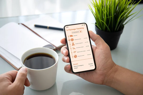 Man hand holding phone with app tracking delivery package — Stock Photo, Image