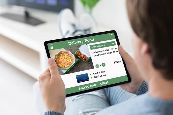 Muž, který držel počítač tablet s jídlem doručování aplikací na obrazovce — Stock fotografie