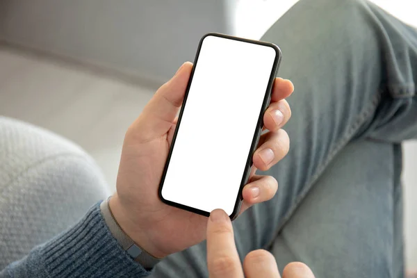 Ο άνθρωπος που κατέχει το iphone X με υπηρεσίες πολυμέσων ροής βίντεο Tiktok — Φωτογραφία Αρχείου