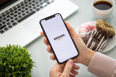 İPhone X ile Internet servisi Amazon alışveriş tutan kadın 