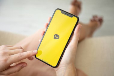  Kadın el iPhone X sosyal ağ hizmeti Kaka ile tutarak