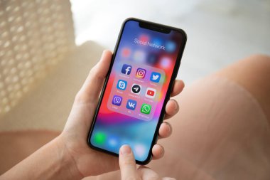 Kadın el iPhone X sosyal ağ Messenger ile tutarak 