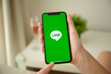 Kadın el iPhone X sosyal ağ hizmet hattı ile tutarak 