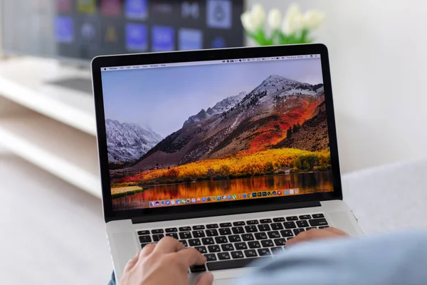 Arrière-plans MacOS High Sierra dans l'écran de MacBook Pro — Photo