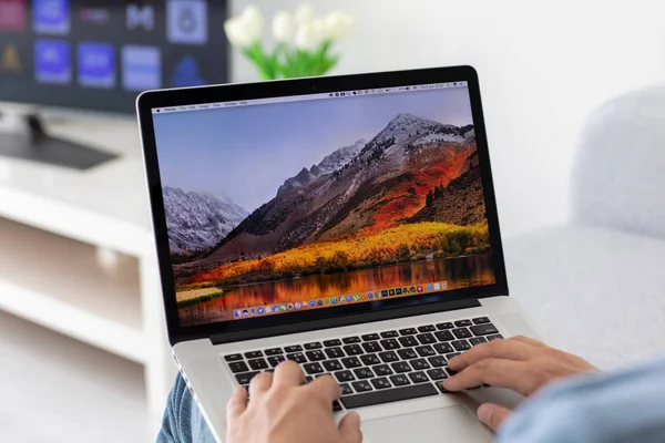 Backgrounds MacOS High Sierra in the screen of MacBook Pro — Stock Photo, Image