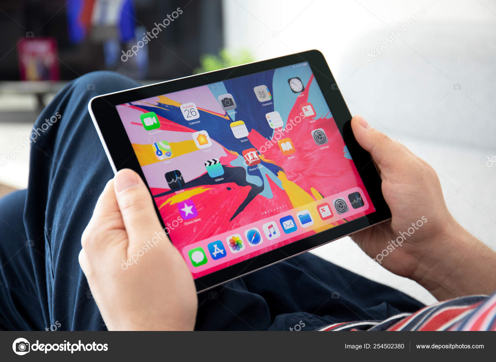 Man hand holding iPad Pro with Home page IOS — Stock Editorial