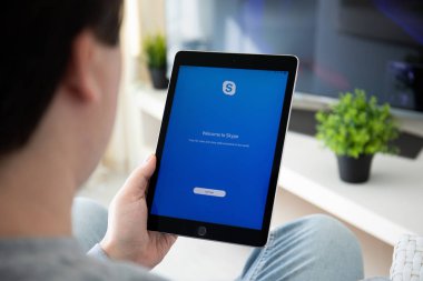 Adam el ile Skype çağrı app iPad Pro tutarak
