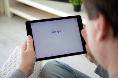 Sosyal ağ hizmeti Google ile iPad Pro tutan adam 