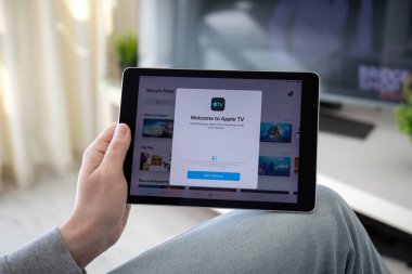 İPad Apple Tv app Pro ekran üzerinde tutan adam