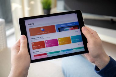 Ana ekran kısayolları app ile iPad Pro tutan adam el