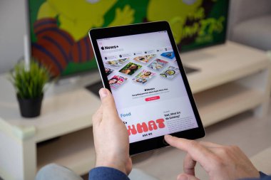 İPad Pro hizmet elma Haberler ile tutan adam +