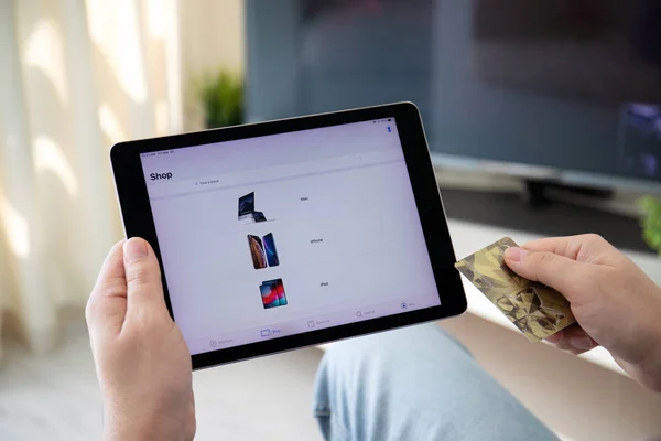 Mann hält ipad pro mit Apple Store App in der Hand — Stockfoto