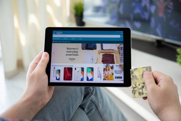 Mann hält iPad Pro mit Online-Shopping-Dienst Amazon — Stockfoto