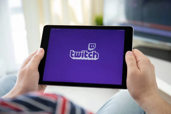 Man håller ipad appen Twitch ger streaming spel och video. — Stockfoto