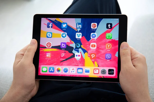 Establecer programas de redes sociales en la pantalla iPad Pro — Foto de Stock